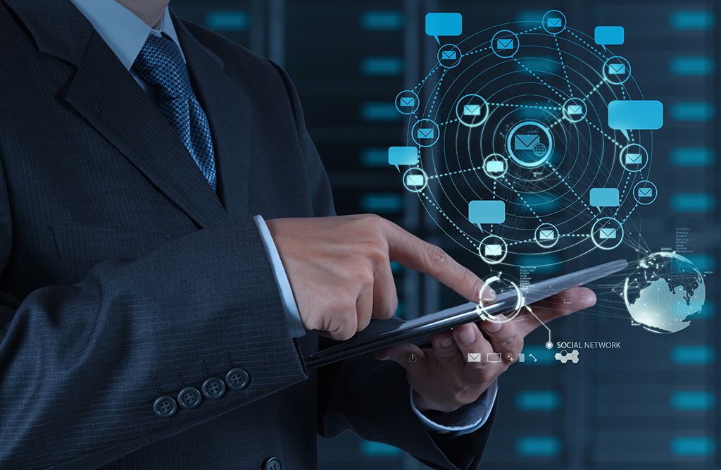 千庫(kù)網(wǎng)_科技商人使用平板電腦顯示互聯(lián)網(wǎng)和社會(huì)網(wǎng)絡(luò)_攝影圖編號(hào)291966