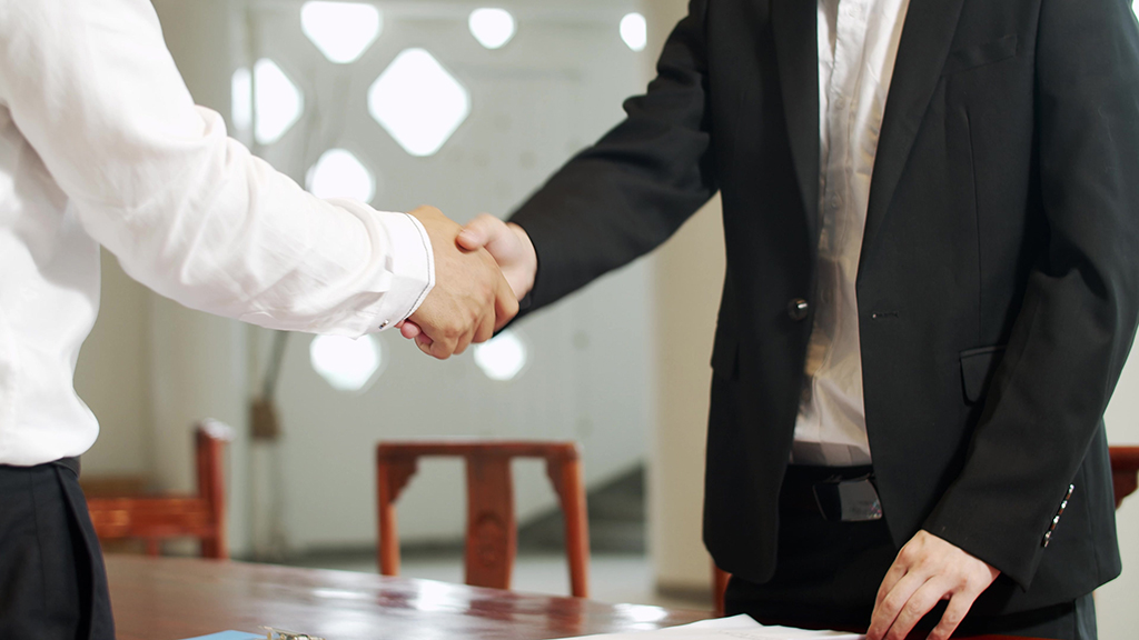 千庫(kù)網(wǎng)_實(shí)拍商務(wù)男性握手_攝影圖編號(hào)227967