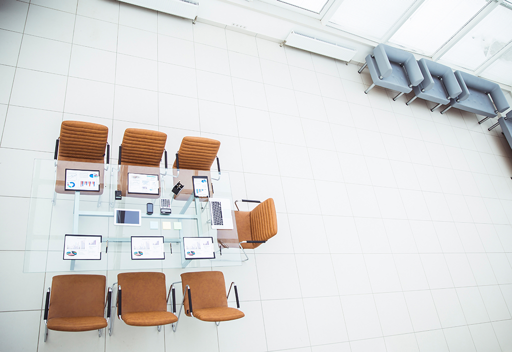 千庫(kù)網(wǎng)_頂視圖 - 現(xiàn)代會(huì)議室中舉行商務(wù)會(huì)議的場(chǎng)所。_攝影圖編號(hào)18063397