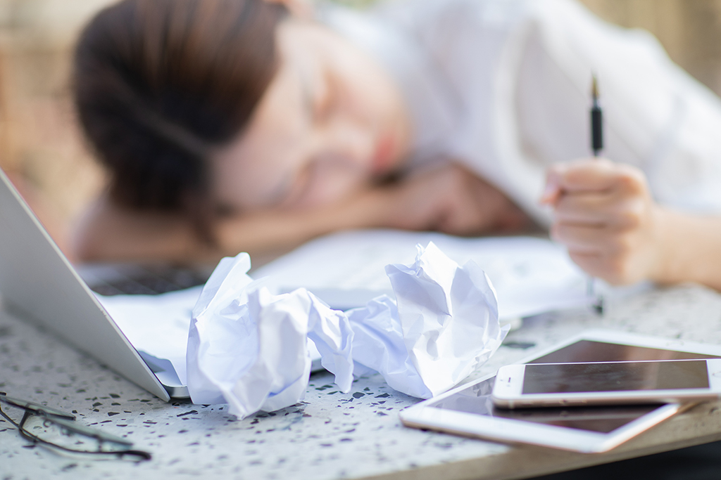 千庫(kù)網(wǎng)_商務(wù)白天壓力大的女職員戶(hù)外趴著攝影圖配圖_攝影圖編號(hào)190913